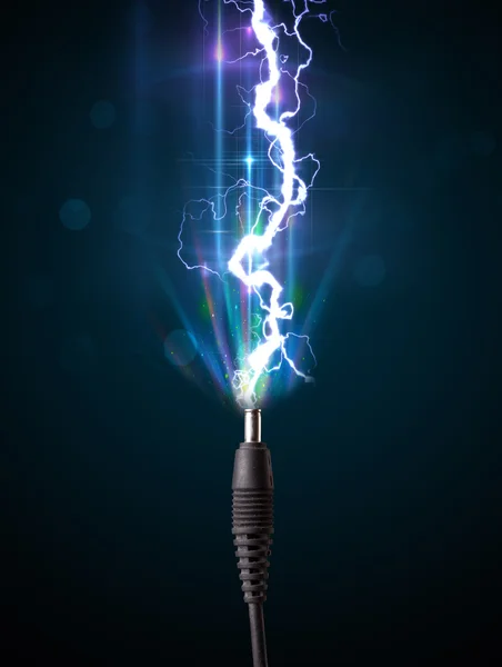 चमकती बिजली बिजली के साथ इलेक्ट्रिक केबल — स्टॉक फ़ोटो, इमेज