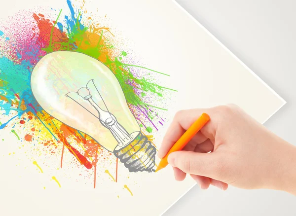 Disegno a mano su carta una lampadina a spruzzo colorata — Foto Stock