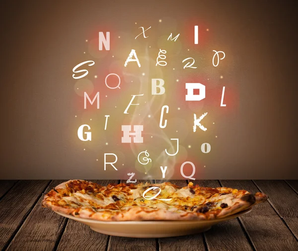 Verse Italiaanse pizza met kleurrijke letters op hout — Stockfoto