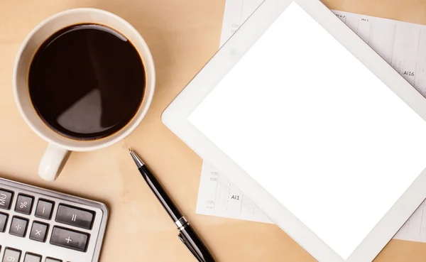 Tablet PC con espacio vacío y una taza de café en un escritorio —  Fotos de Stock