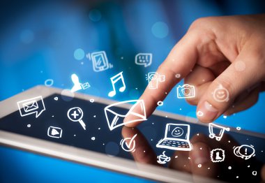 Tablet bilgisayarı üzerinde parmak işareti, sosyal medya kavramı