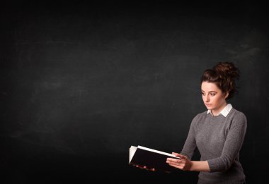 genç bayan bir kitap okuma