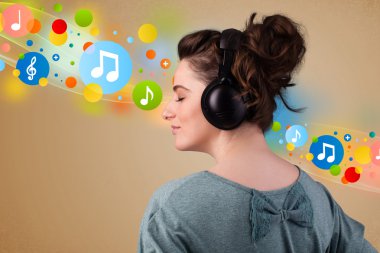 Kulaklıkla müzik dinleyen genç bir kadın. 