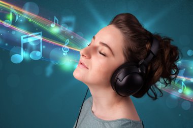 Kulaklıkla müzik dinleyen genç bir kadın.