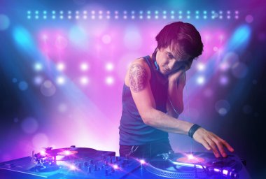 DJ karıştırma müzik turntable üzerinde sahne ışıkları ve 