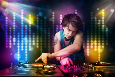 dj ışık gösterisi ile bir disko şarkıları çalma