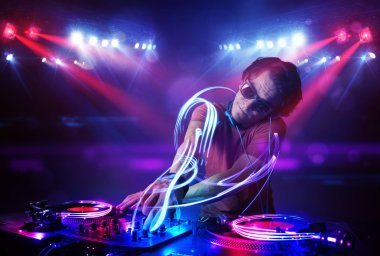 DJ sahnede ışık efektleri ile müzik çalma