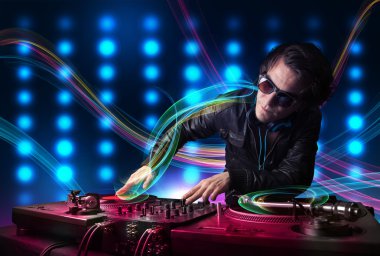 Genç dj kayıtları renkli ışıkları ile karıştırma