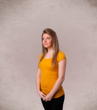 boş kopya alanı ile genç ve şirin bir kız portresi