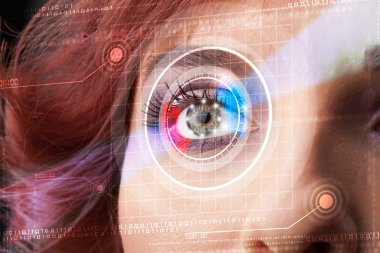 Teknisyen gözlü bir siber kadın.