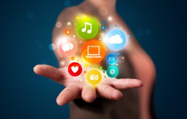 genç kadın renkli teknoloji simgeler ve semboller