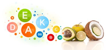 Renkli vitamin sembolleri ve simgeleri olan sağlıklı meyveler