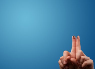 mutlu gülen yüzü parmak boş mavi arka plan kopya arıyorsunuz 