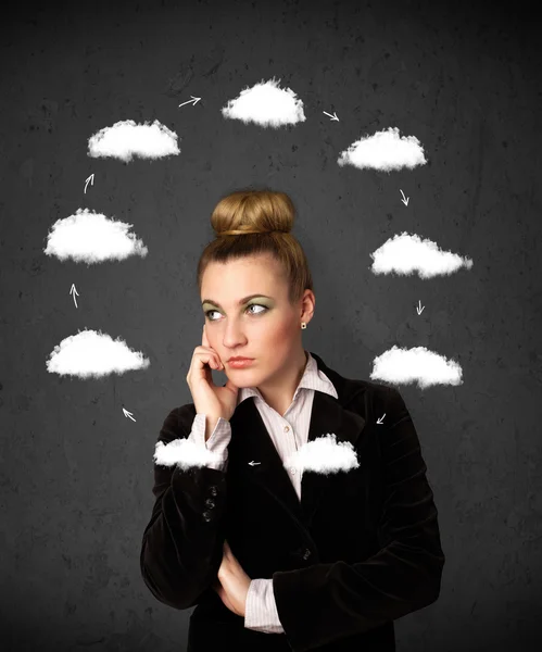 Mujer joven pensando con la circulación de nubes alrededor de su cabeza — Foto de Stock