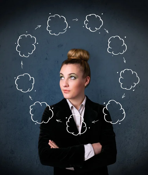 Mujer joven pensando con la circulación de nubes alrededor de su cabeza — Foto de Stock