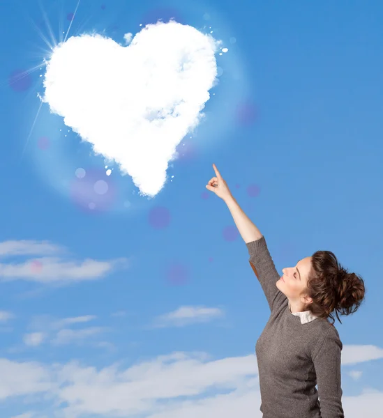 Linda chica mirando a la nube blanca del corazón en el cielo azul —  Fotos de Stock