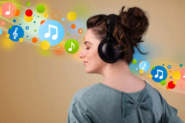 Young woman listening to music with headphones — Stock Photo, Image