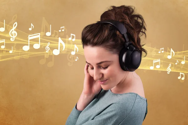 Mujer joven con auriculares escuchando música — Foto de Stock