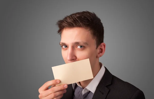 Zakenman met witte kaart aan voorzijde van haar lippen met kopie sp — Stockfoto