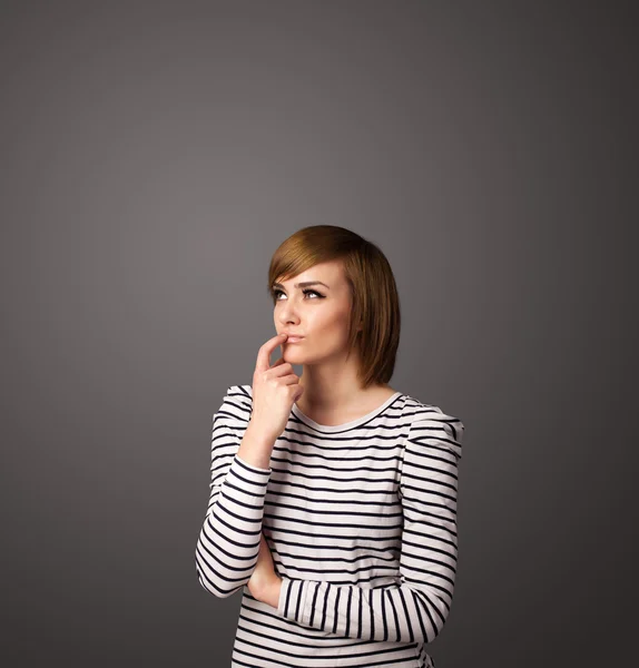 Mujer joven pensando con espacio de copia — Foto de Stock