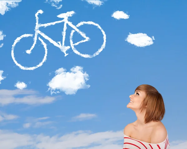 Meisje kijkend naar fiets wolken op blauwe hemel — Stockfoto