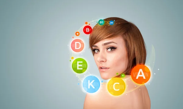 Menina bonita com ícones de vitaminas coloridas e símbolos — Fotografia de Stock