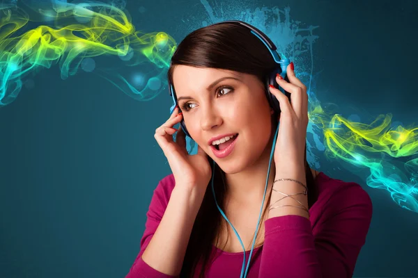 Mujer joven escuchando música con auriculares — Foto de Stock