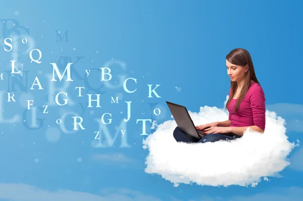 Молодая женщина сидит в облаке с ноутбуком — стоковое фото