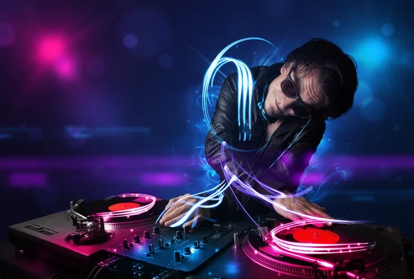 Disco jockey tocando música con electro efectos de luz y luces —  Fotos de Stock