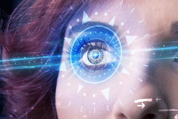 Cyber fille avec oeil technolgy regardant dans l'iris bleu — Photo