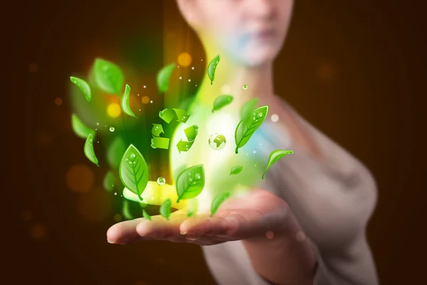 Jeune femme présentant éco feuille verte recycler concept d'énergie — Photo