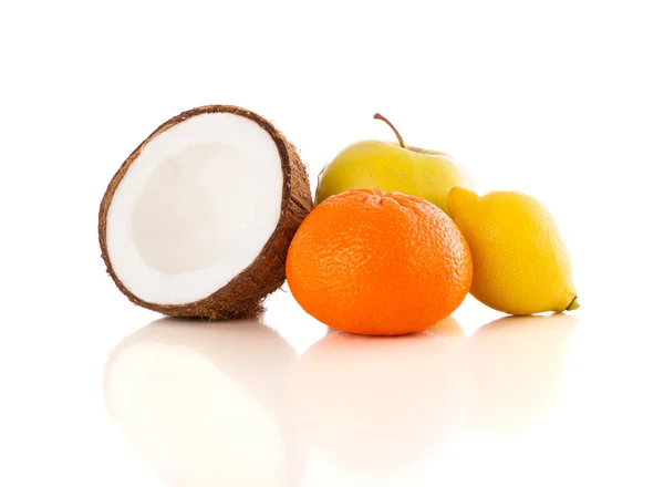 Zdravé tropické čerstvé ovoce na bílém pozadí — Stock fotografie