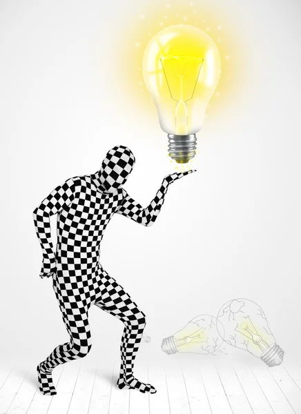 Homem em corpo inteiro com lâmpada brilhante — Fotografia de Stock