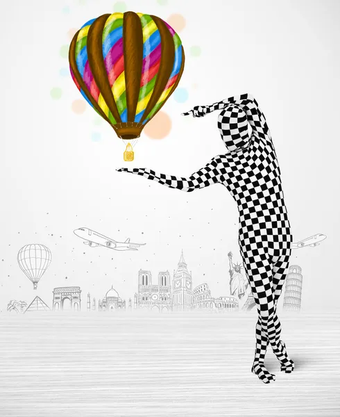 Man i helkroppsdräkt håller ballong — Stockfoto