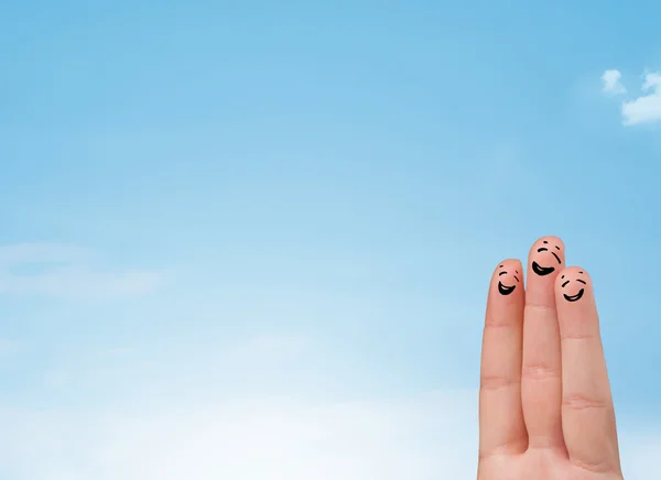 Šťastný smajlík prsty při pohledu na jasně modré nebe copyspace — Stock fotografie