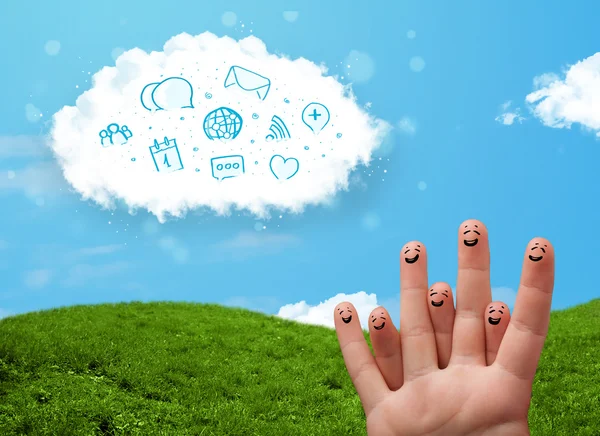 Felices dedos sonrientes mirando a la nube con iconos sociales azules y —  Fotos de Stock