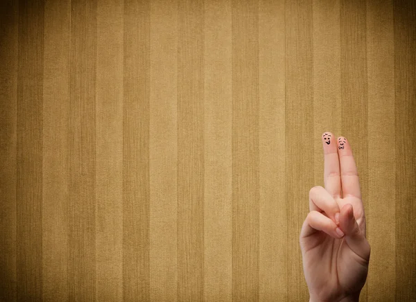Senyum jari bahagia dengan latar belakang wallpaper garis-garis — Stok Foto