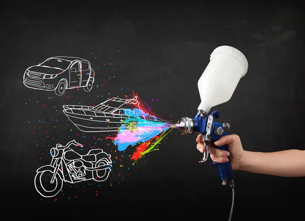 Man med airbrush sprayfärg med bil, båt och motorcykel Rita — Stockfoto