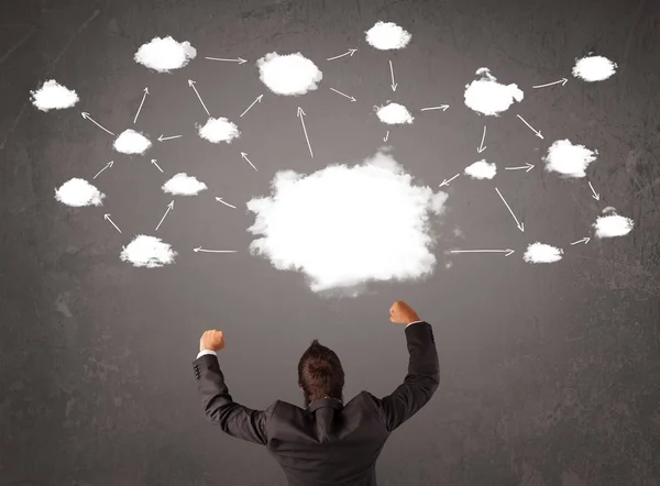 Podnikatel sedí s technologií mraků nad hlavou — Stock fotografie