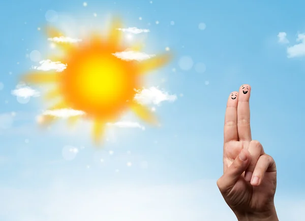 Fröhliche Finger-Smileys mit strahlender Sonne und Wolken — Stockfoto