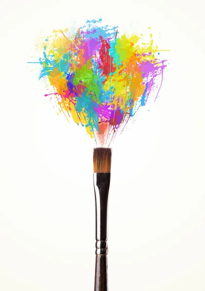 Pincel de primer plano con salpicaduras de pintura de colores — Foto de Stock