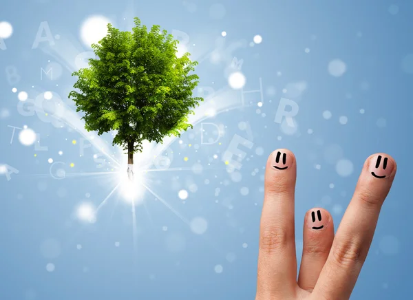 Happy vinger glimlacht met groene magische gloeiende boom — Stockfoto