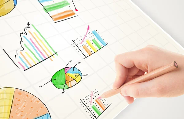 Zakelijke persoon tekening kleurrijke grafieken en pictogrammen op papier — Stockfoto