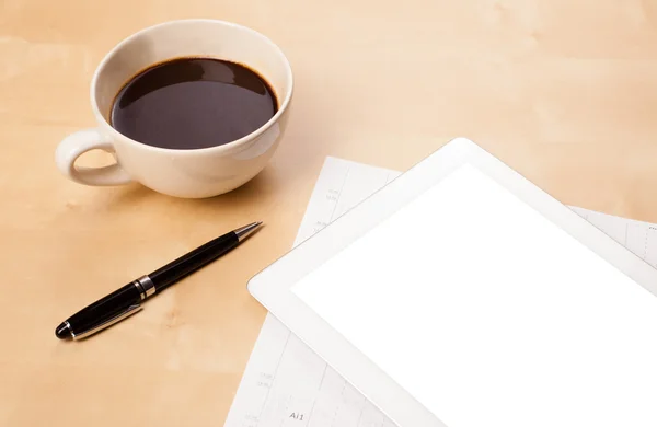Tablette pc avec espace vide et une tasse de café sur un bureau — Photo