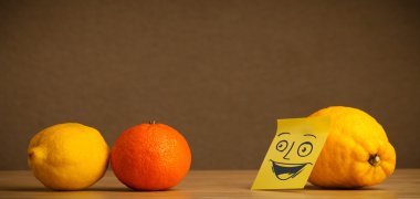 Limonlu narenciye gülümseyerek Not