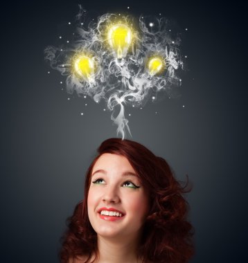 duman ve başının üstünde lightbulbs düşünceli kadınla