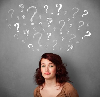başının üstünde soru işaretleri olan kadın