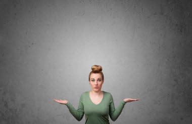 genç kadın kopya alanı ile el hareketi