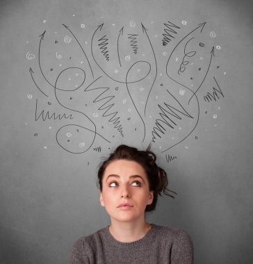 oklarla boyundan büyük düşünme genç bir kadın