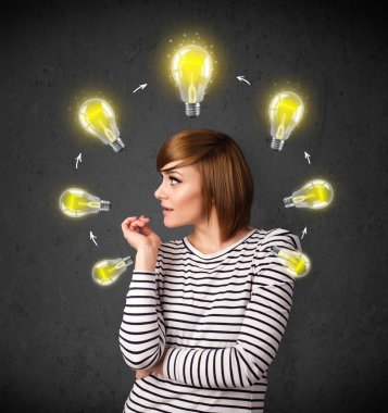 genç kadın başının etrafında dolaşım ampul ile düşünme